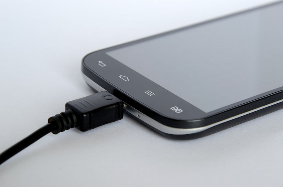 gambar smartphone cepat panas karena sering dicharge