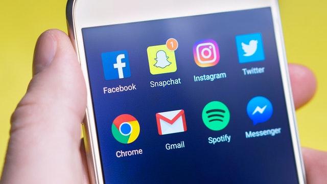keuntungan menyematkan dinding sosial di situs web